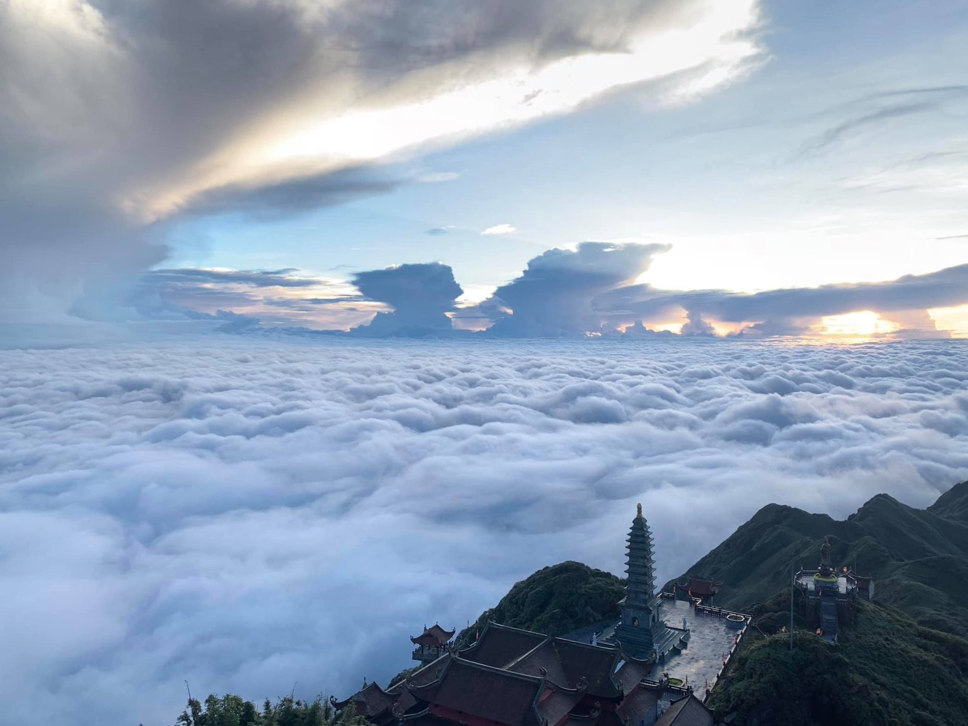 Những bức ảnh săn mây ở Sa Pa khiến bạn muốn xách balo đi ngay bây giờ!